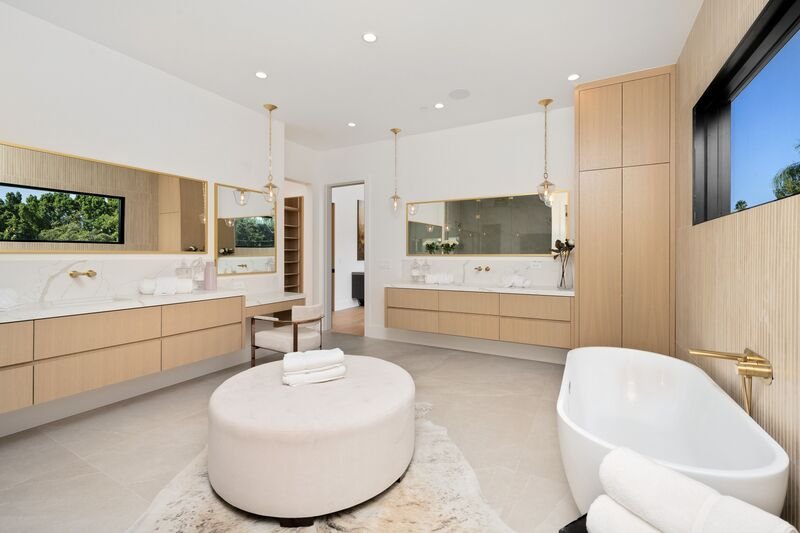 baño espacioso y de estilo muy moderno