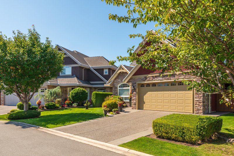 Entrada de casa con cochera