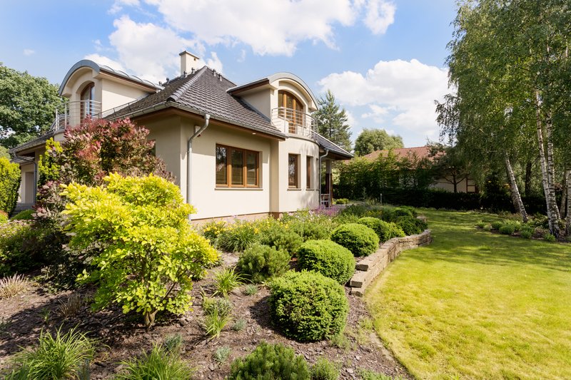 foto de entrada casa con verde y grande jardín