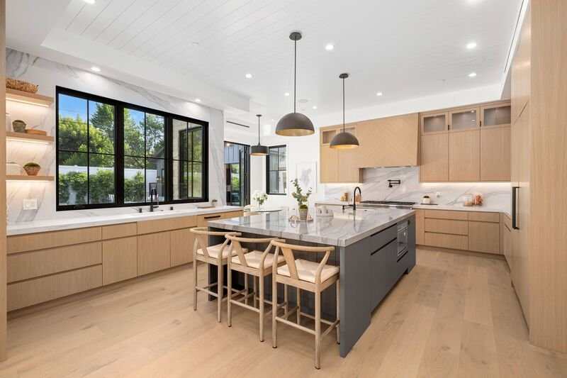 Cocina interior moderna y amplia con isla