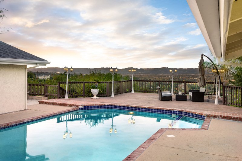 hermosa piscina al aire libre en el jardin