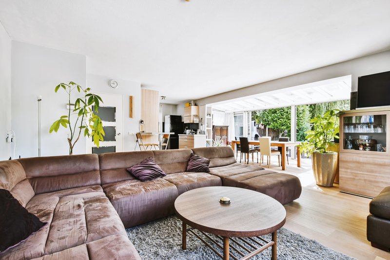 sala amplia y luminosa